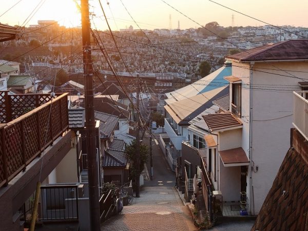 庚台の名もなき坂。歩行者専用になっており、のんびり風景を楽しみながら歩くのも気持ちよい