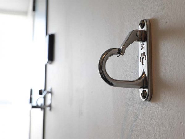 モニターは各階のエレベータ前に。これならペットも人も安心して生活できるだろう。　提供：インサイトハウス