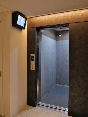 モニターは各階のエレベータ前に。これならペットも人も安心して生活できるだろう。　提供：インサイトハウス