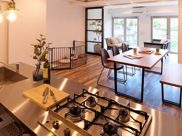 エントランスに飾られているペットの写真。下には自由に使えるペット用のシートが置いてある