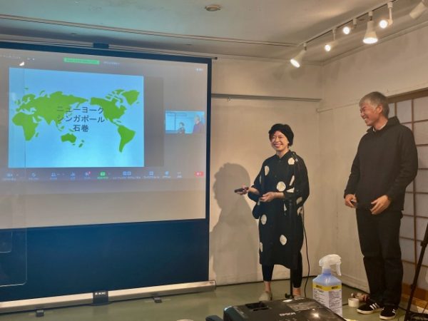 「九州DIYリノベWEEK2021」でプレゼンする巻組代表取締役の渡邊享子さん（左）と信和物産代表取締役の比佐野皓司さん。「移住者の一人が、『石巻はこれまで暮らしてきたニューヨーク、シンガポールに匹敵する都市』と評価してくれました」と渡邊さん</br>（写真提供：NPO法人福岡ビルストック研究会）