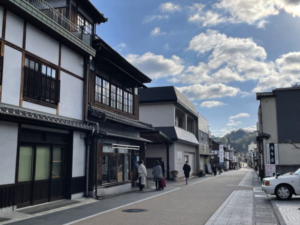 オーナーの市原さんご家族。左から次女の陽ちゃん、妻の史帆さん、三女の宙（そら）ちゃん、長女の幸ちゃん、夫の正さん。このリビングダイニングでは家族の普段の食事のほか、食に関するイベントなどで使用することも（写真：介川亜紀）