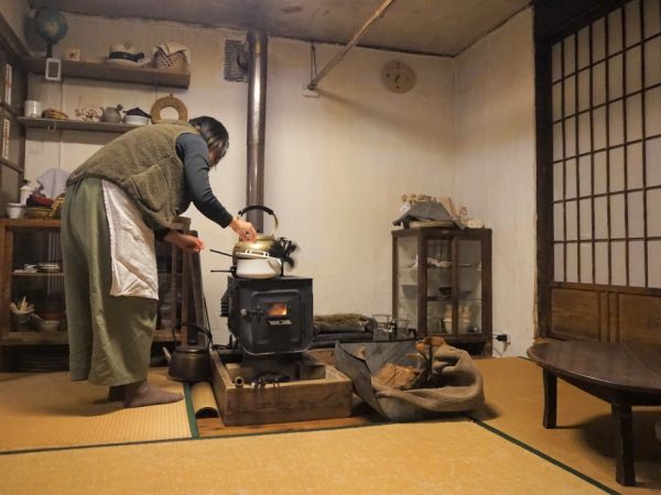 ゲストルームは畳の部屋に土佐漆喰の壁で、伝統的な山の暮らしを再現している