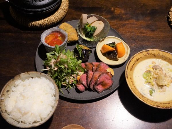 ゲストルームは畳の部屋に土佐漆喰の壁で、伝統的な山の暮らしを再現している