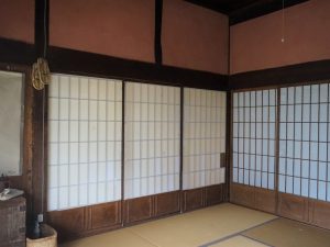 ゲストルームは畳の部屋に土佐漆喰の壁で、伝統的な山の暮らしを再現している