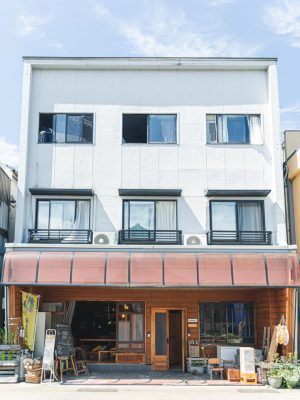 「暮らしの実験室IKI」にリノベーションしたビルの外観。1階がレンタルスペース、2階以上が住居とシェアハウス（写真：特記以外、小島直人）