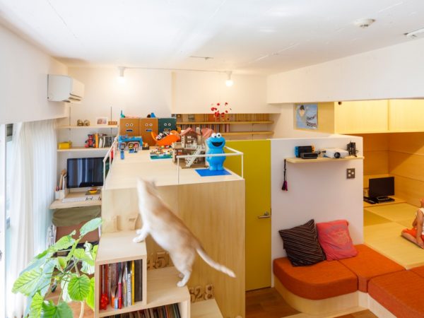 初回のリノベーションで生まれた玄関近くの土間、家族の共用スペース。当初はここを子ども部屋にするつもりだったそうだが、それを変更、リビングの一部を子ども部屋に改装した「リノベはつづくよどこまでも」