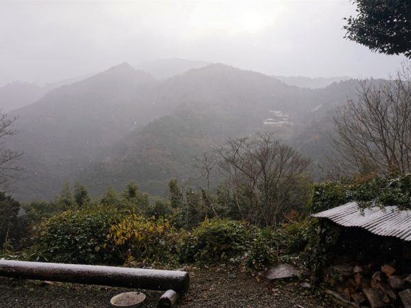 土壁にザルが並ぶ。山の資源は生活に欠かせないものが多かった