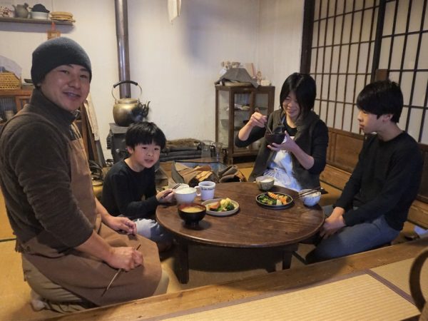 ゲストルームは畳の間で、民具のインテリアが魅力