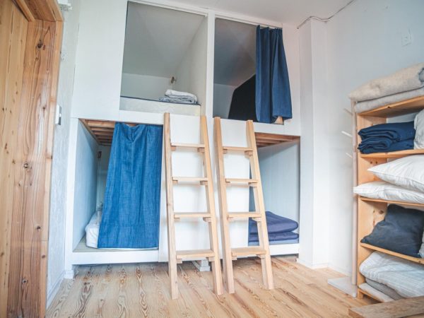 シェアハウスには一人部屋のほか、このようなドミトリーも。入居したらすぐに暮らせるよう、いずれの部屋にもベッドやリネン、家具などを常備している