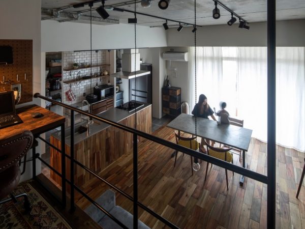 初回のリノベーションで生まれた玄関近くの土間、家族の共用スペース。当初はここを子ども部屋にするつもりだったそうだが、それを変更、リビングの一部を子ども部屋に改装した「リノベはつづくよどこまでも」