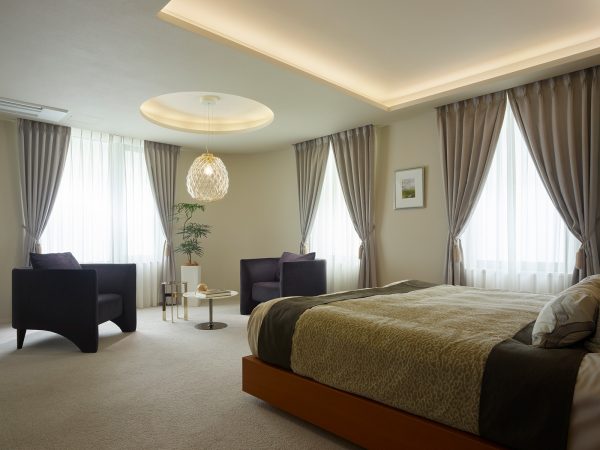 既存リノベ部の室内の様子。歴史ある高級ホテルのような、アンティークな調度品が似合いそうな空間だ