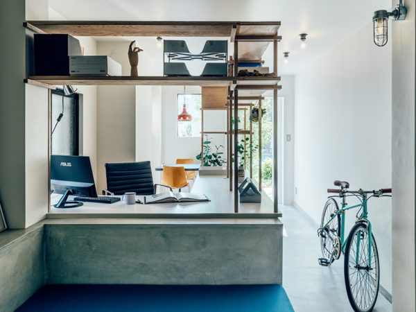 3階建てのコンパクトな都市住宅の１階をオフィススペースに。階段の位置を付け替えることで明るくもなっている「都市型戸建てを再構成する」