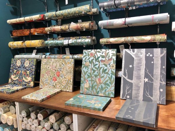 レジカウンターのタイル貼りDIYの様子。写真提供：Decor Interior Tokyo