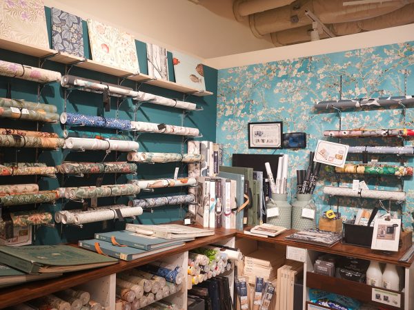 「NATSUMIKUMI WALL PAINT」。壁紙の上からでも塗ることができる水性ペイントだ