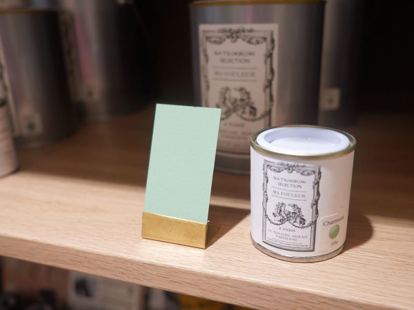 「NATSUMIKUMI WALL PAINT」。壁紙の上からでも塗ることができる水性ペイントだ