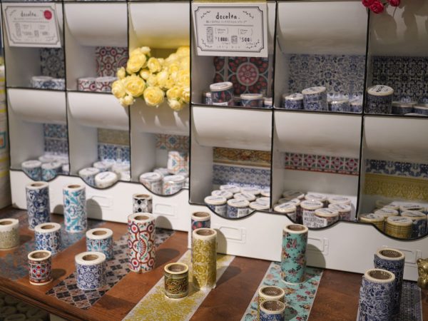 インテリアテープは、白地のもの透明のものがある。窓枠や机の脇に貼ったりしてアレンジできる