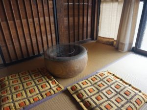 ゲストルームは畳の間で、民具のインテリアが魅力