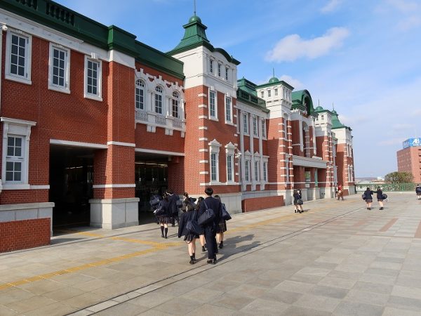 七ツ梅酒造跡地入口。遠くからでも目立つ外観