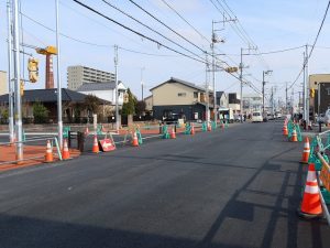 中山道沿いで進められている道路の拡幅工事。左手に見えている煉瓦の煙突は江戸時代から続く東白菊という日本酒を醸造する酒蔵のもの