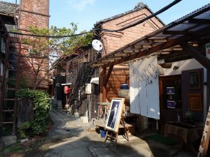 手前が古道具店、奥はもんじゃ焼きの店。多種多様な店が入っている