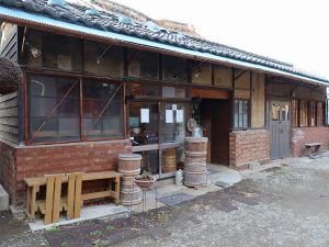 居酒屋、ヴィンテージショップが並ぶ一画。