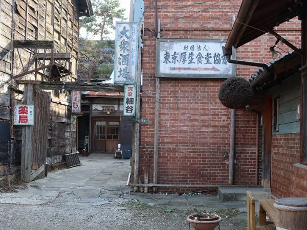 館内にあるカフェコーナーの天井。柱・梁が見えるのはこの部分のみ