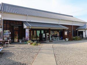 中山道からは細長く広がる敷地の、一番中山道からは遠い場所にある深谷シネマ。映画館とは思えない外観だ