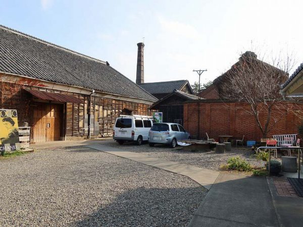 中山道からは細長く広がる敷地の、一番中山道からは遠い場所にある深谷シネマ。映画館とは思えない外観だ