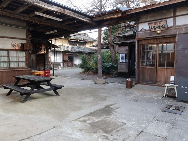 雰囲気のある古書店内部