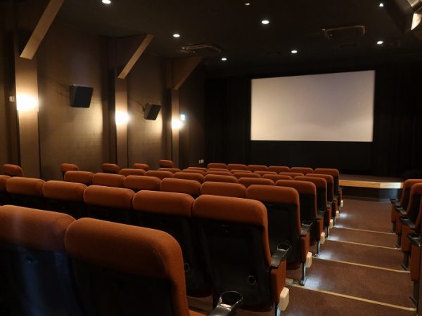 館内にあるカフェコーナーの天井。柱・梁が見えるのはこの部分のみ