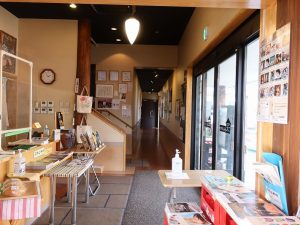 深谷シネマを訪れた映画監督、俳優などの色紙が壁に多数飾られている