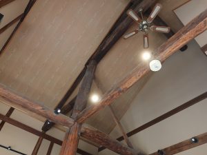 館内にあるカフェコーナーの天井。柱・梁が見えるのはこの部分のみ