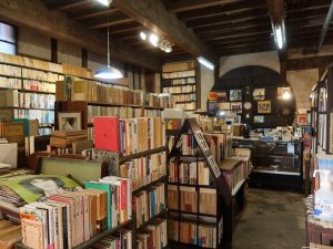 雰囲気のある古書店内部