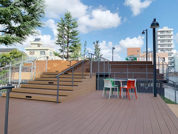 緑道には徳川四天王像（右上から時計回りに…本多忠勝・酒井忠次・榊原康政・井伊直政）も。各像には解説板が設置されており、そこにあるQRコードを読み込むと、岡崎市出身の声優・櫻井孝宏さんによる音声ガイドを聞くこともできる