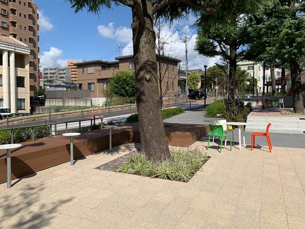 緑道には徳川四天王像（右上から時計回りに…本多忠勝・酒井忠次・榊原康政・井伊直政）も。各像には解説板が設置されており、そこにあるQRコードを読み込むと、岡崎市出身の声優・櫻井孝宏さんによる音声ガイドを聞くこともできる