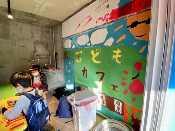 壁画が描かれた「子どもカフェ」。「ひのさと48」102号室「じゃじゃうま工房」で物置に使っていた一部屋を開放してもらった。きちんと片付けない日が続いたために、大人に閉鎖されたことも。子どもたちはその都度、ルールを話し合いながら使っている