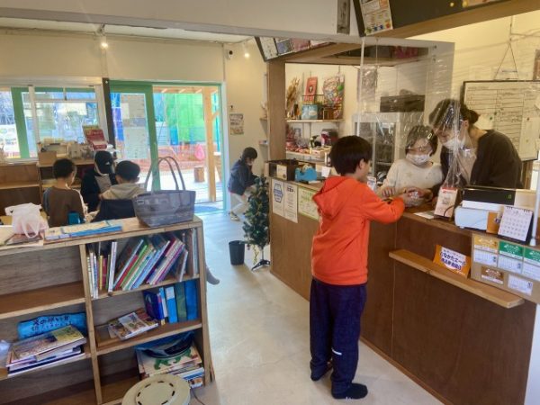 左上／吉武麻子さん。子どもたちはみんな「あさこさん」と呼ぶ　右上／「さとのランチ」の一例。左下／「みどりtoゆかり日の里」内の駄菓子コーナー　右下／「ひのさと48」101号室の「ひのさとブリュワリー」。宗像産の大麦を使ってクラフトビールを醸造している。「インターナショナル・ビアカップ」で賞も獲得した本格派ブリュワリー