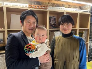 左からナノメートルアーキテクチャー取締役・三谷裕樹さん、お二人の愛息・色（いろ）くん、代表取締役・野中あつみさん