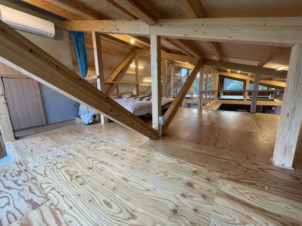 元々アウトドア好きな清水さんは、人を招き、天候に左右されることなく志摩の美味しい食材を使ってバーベキューができる家にしたかったそうだ。志摩の家は、家の中でバーベキューができるように工夫されている。「これにはかなり苦慮した」と設計士