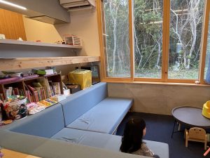 北側は掘りごたつならぬ、掘り団らんスペース。低い位置に団らんスペースがあるため、ソファなど視界を遮るものがなく広々と感じる。これも視覚の妙だ