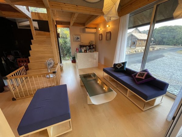 バーベキューができるメインホールと続く「応接スペース」には、個人宅とは思えないほどさまざまな種類のアルコールが揃う“バーカウンター”がある。ここで仲間と夜遅くまで語り合うこともあるそうだ。お酒が入ることで心の距離が近づくのかもしれない