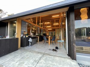 あえて家の中と外の境界線を曖昧に。センターオープンサッシを開け放つと、家の中を心地いい風が吹き抜ける