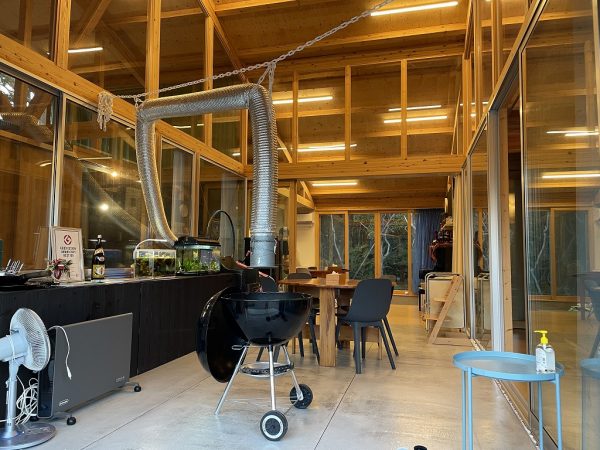 元々アウトドア好きな清水さんは、人を招き、天候に左右されることなく志摩の美味しい食材を使ってバーベキューができる家にしたかったそうだ。志摩の家は、家の中でバーベキューができるように工夫されている。「これにはかなり苦慮した」と設計士