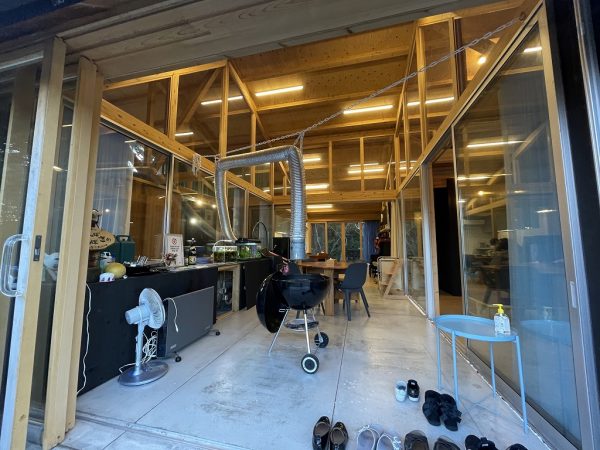 試行錯誤しながら完成した可動式の換気扇。梁に鎖を引っかけ、そこにダクトをぶら下げるよう工夫した。これなら好きな場所に設置できる。蛇腹のダクトは市販品を使用し、劣化したら自分で取り替えられるように。また吸込口部分は取り外して洗える仕様。長く使うことを考慮して作り出された一点モノだ