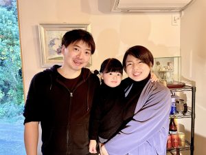 左から清水敦さん、愛娘の紬ちゃん、妻の絵菜さん