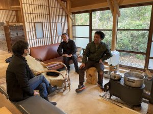 団欒スペースは、みんなの憩いの場。「悔しいことに大工技術は息子のほうが上なんですよ」と嬉しそうに笑う父・達也さんの姿が印象的