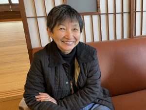 「いかだ丸太の家の天井や壁、三和土を見ていると、一緒につくってくれた人たちの顔がふと浮かんでくる。みんなが作業する姿が思い出されるのも、この家の素晴らしさです」といかだ丸太の家の施主である、志摩の暮らしを楽しむアーティスト竹内千鶴さんは話す