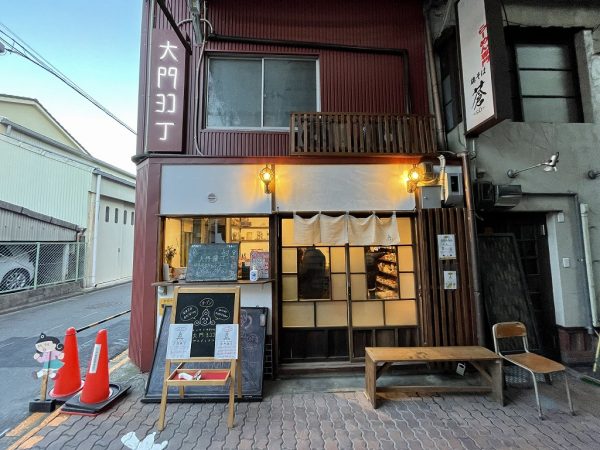 この店では子どものみの会計には消費税はもらわない。募金箱をおき、大人から寄付を募って補っているのだが「この駄菓子屋がなくなるとイヤだから募金したい！」と、隙をみて寄付金を入れていってくれる子どもが多いそう。「最初は必死で止めていたんですが、最近は子どもの気持ちに素直に感謝しお礼を言うようにしています」とあいざわさんは語る