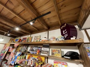 写真右上に写るのは、40年前までこの場所で営業していた「スナックヒデ」の看板。空き家だった室内に転がっていたのだとか